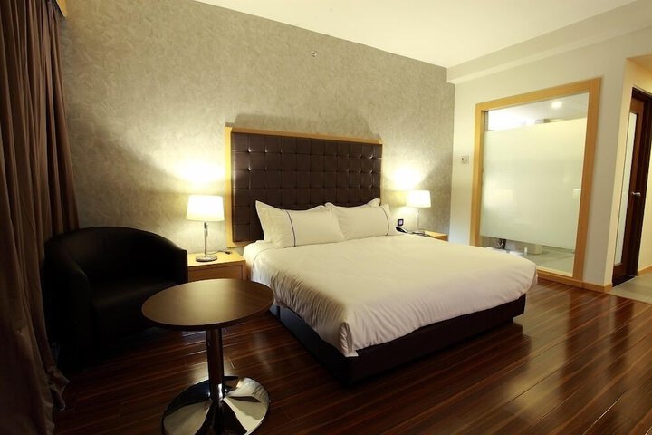 Room 10 of 48