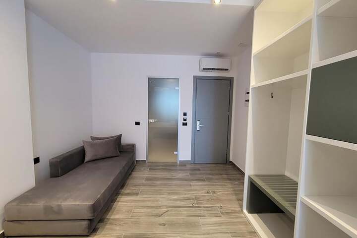 Room 7 of 33