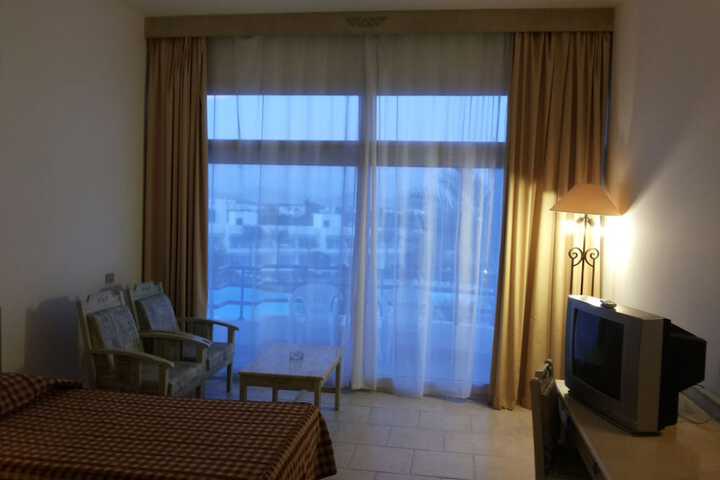 Room 9 of 90