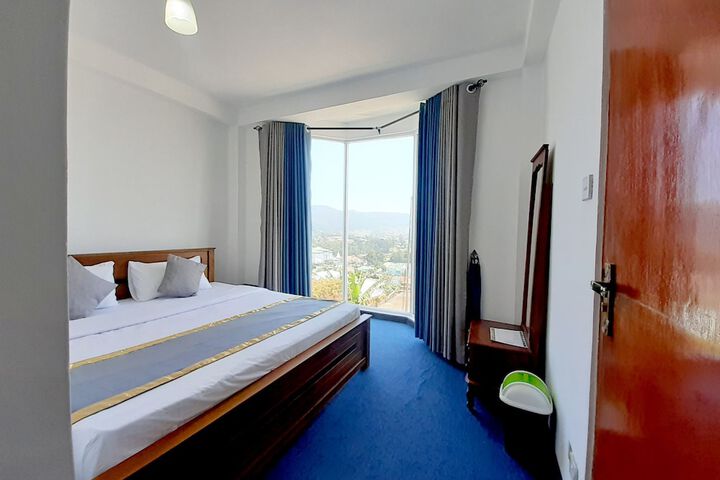 Room 6 of 16