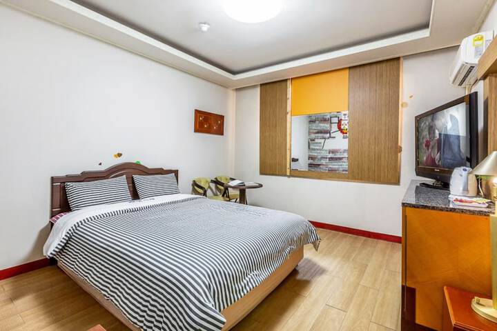 Room 8 of 33