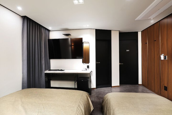 Room 8 of 74