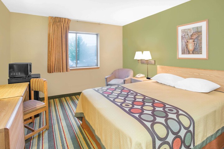 1 Queen Bed (4 of 11)