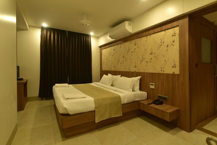 Room 4 of 16