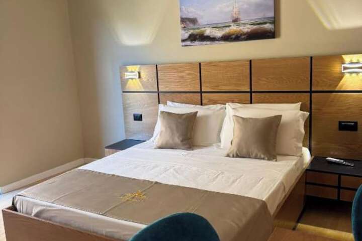 Room 6 of 20