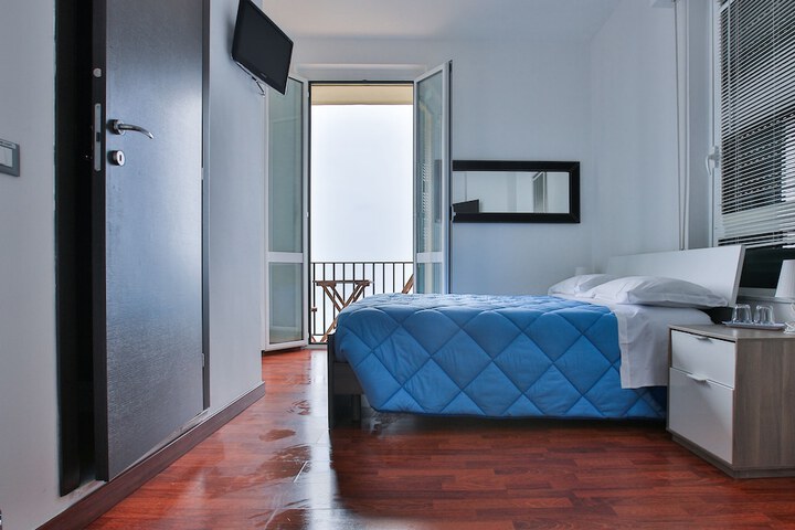 Room 8 of 87
