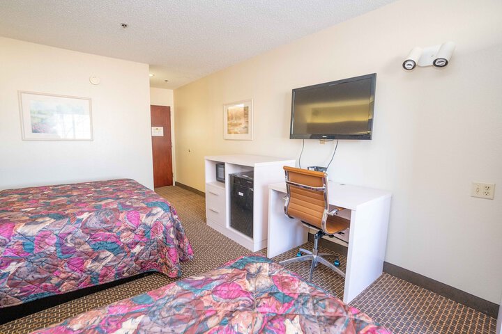 Deluxe Queen Bed (7 of 10)