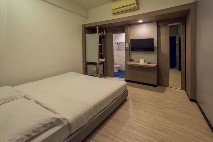 Room 3 of 28