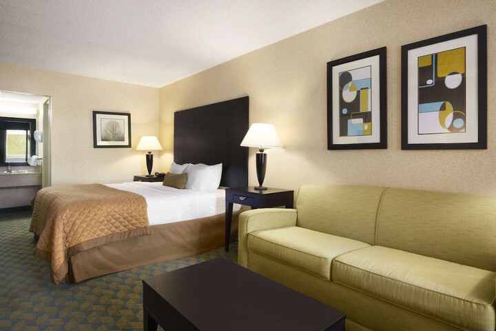 1 Queen Bed Accessible Room Street View (1 of 10)
