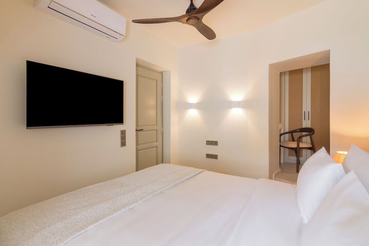 Room 3 of 90