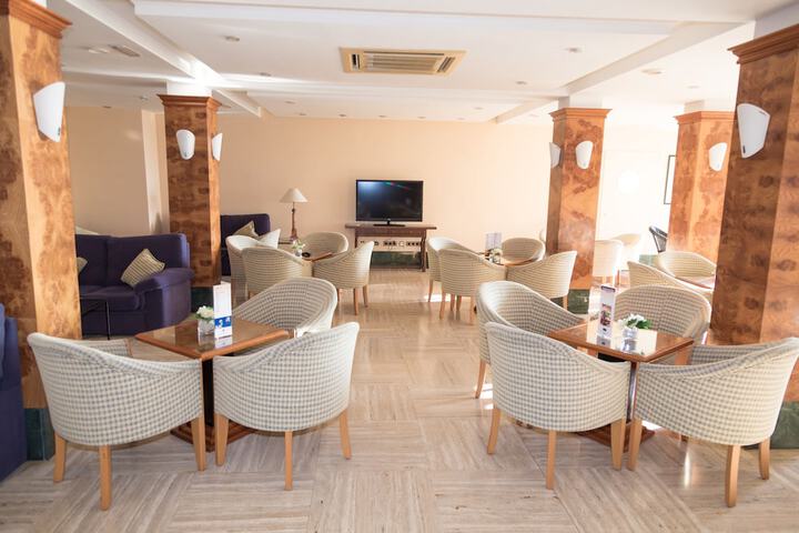 Lounge 39 of 64