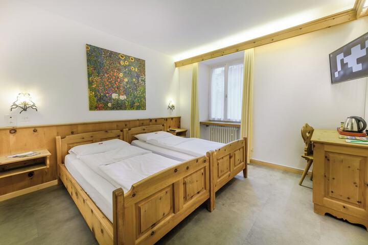 Room 2 of 25