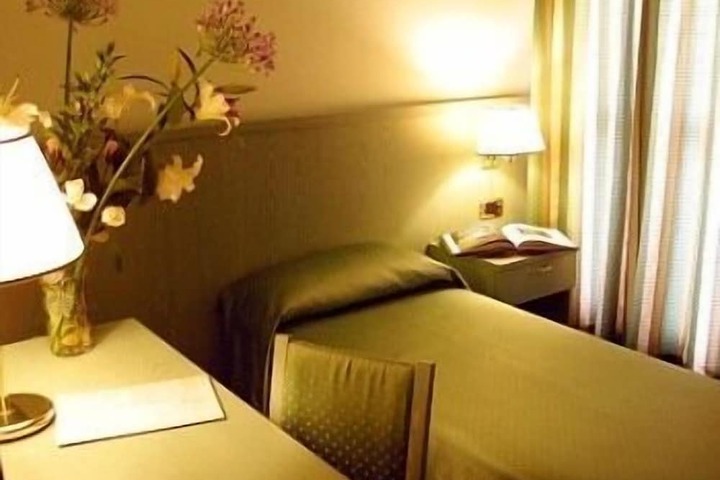 Room 8 of 36