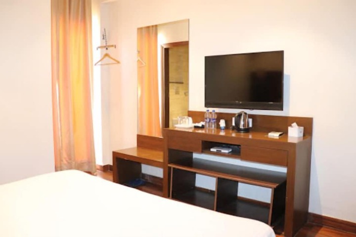 Room 4 of 6