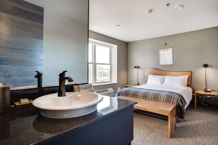 Exterior Flat Queen Bed (2 of 17)