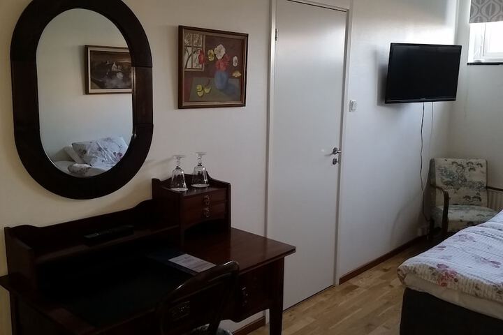 Room 17 of 33