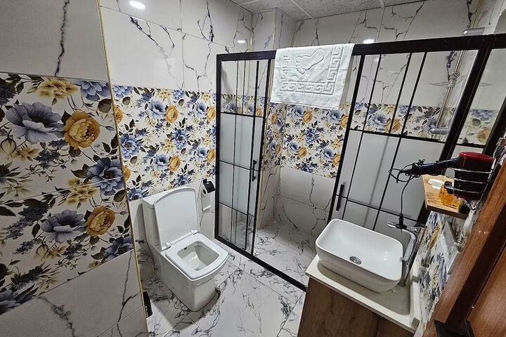Room 5 of 6