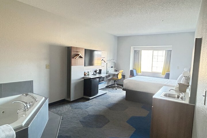1 Queen Bed Accessible Room (3 of 19)