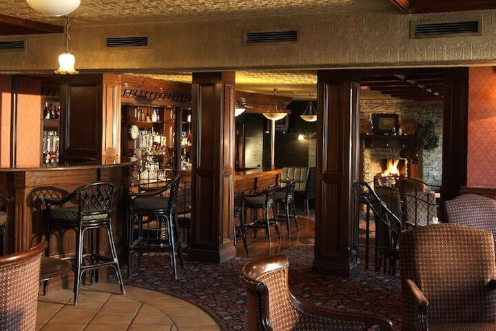 Lounge 17 of 21