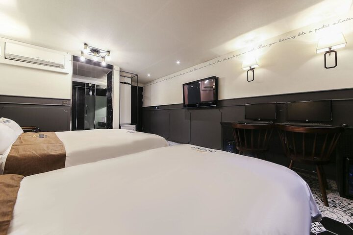 Room 16 of 48