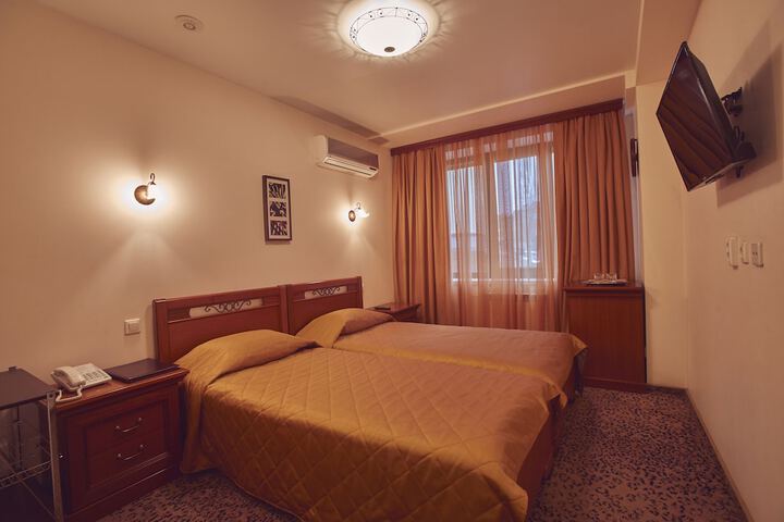 Room 3 of 33