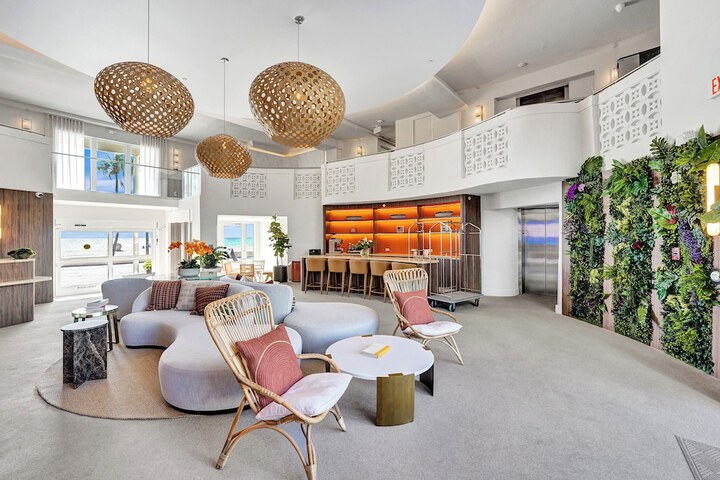 Lobby lounge