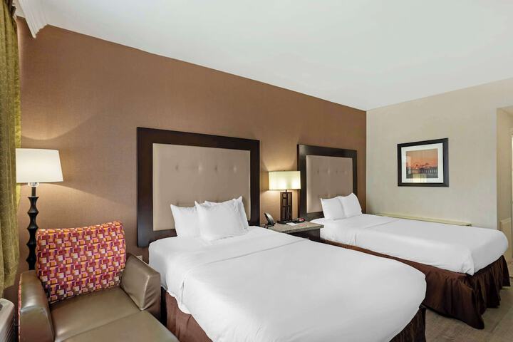 2 Double Beds High Speed Internet Accessible Microwave and Refrigerator, Coffee Maker, Hairdryer Iron and Ironing Board Full Breakfast (5 of 9)