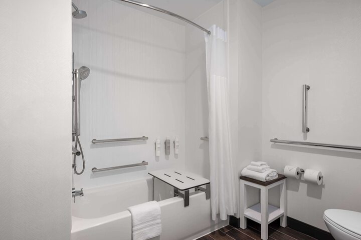 1 King Mobility Accessible with Tub (2 of 9)