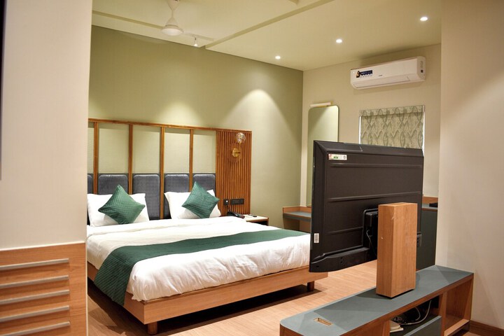 Room 7 of 33