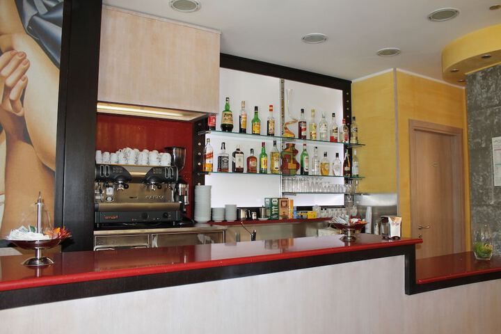 Lounge 22 of 36