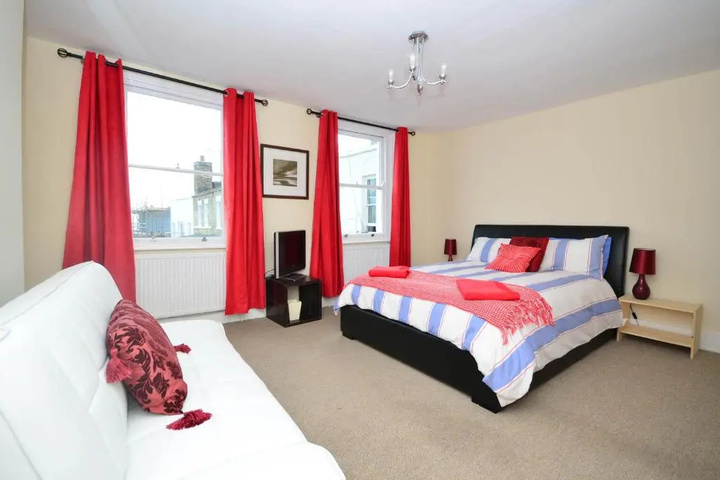 Room 4 of 11