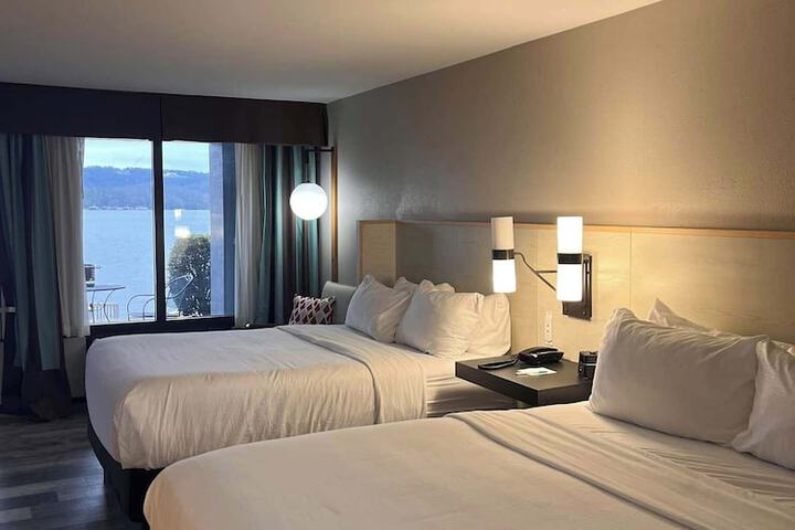 1 Queen Bed Accessible Room Street View (7 of 10)