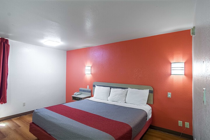 Deluxe Room 1 King Bed Accessible (5 of 14)