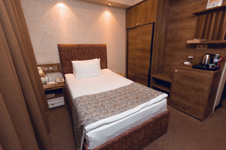 Room 9 of 30