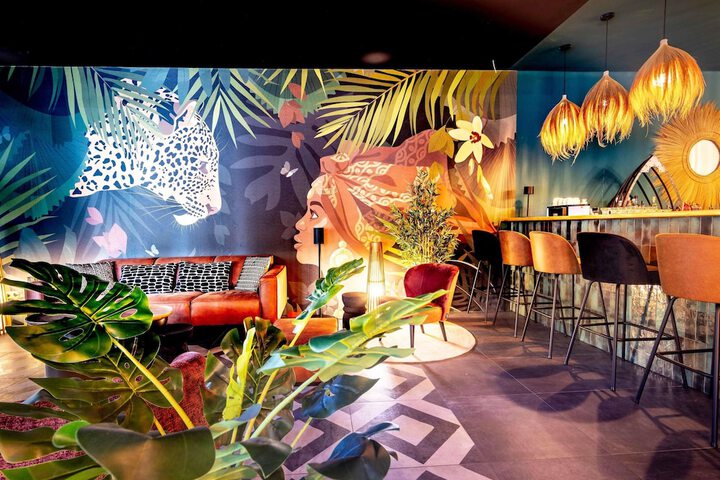 Lounge 40 of 61