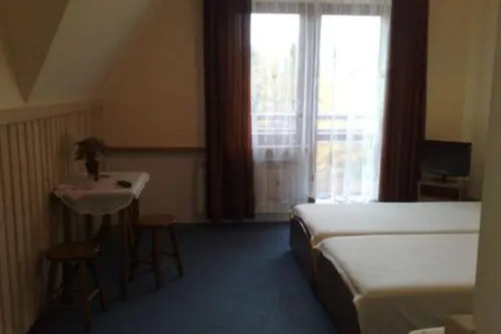 Room 4 of 15