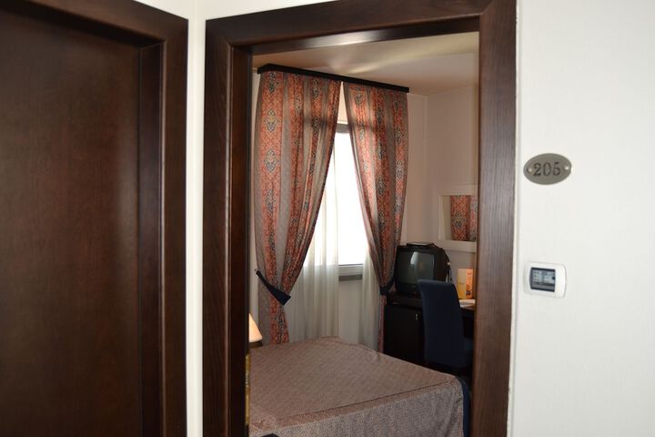 Room 5 of 52