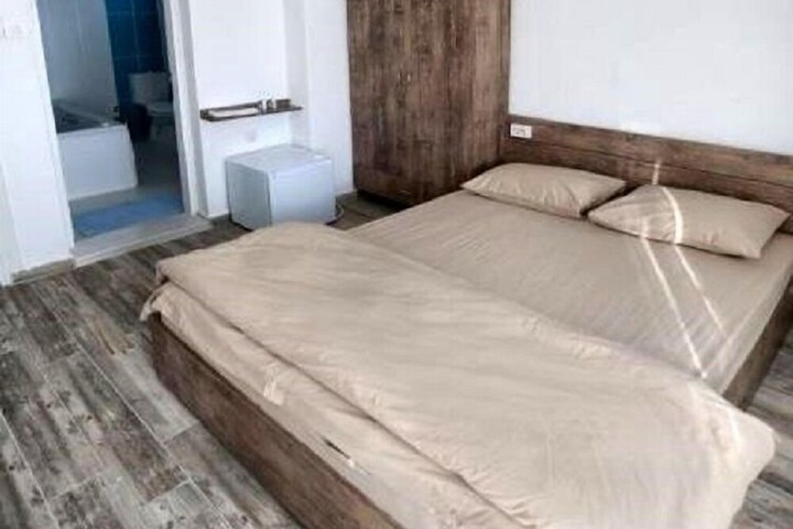 Room 6 of 15
