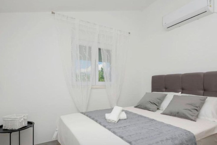 Room 5 of 25