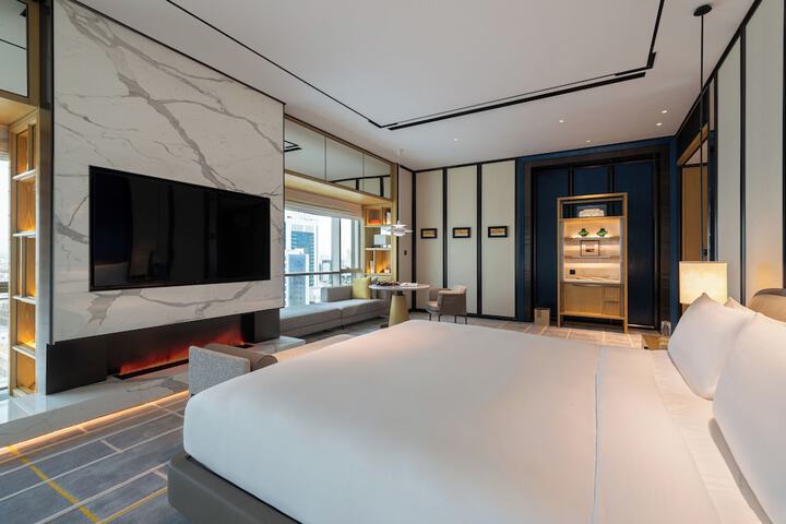 Room 6 of 90