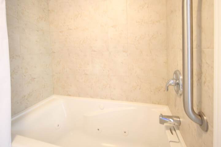 Jetted tub