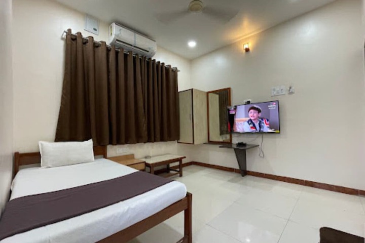 Room 4 of 8