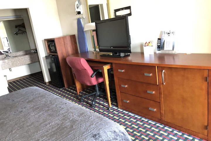 1 King Bed (10 of 12)