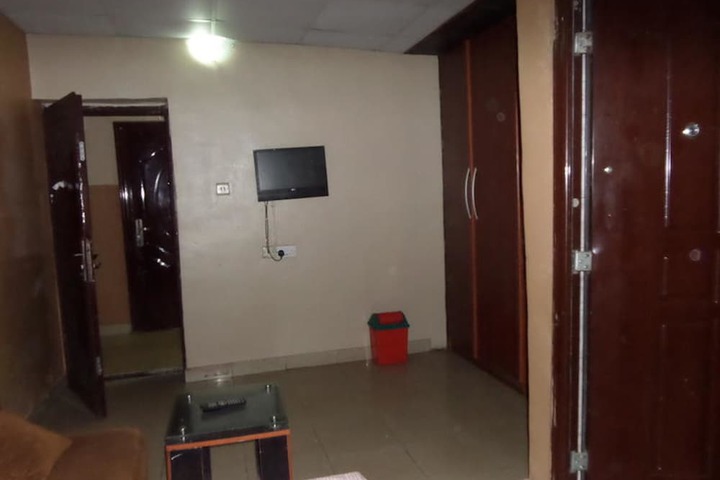 Room 4 of 17
