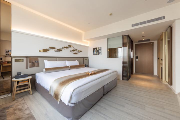 Room 6 of 32