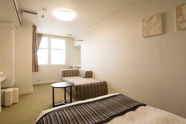 Room 5 of 127
