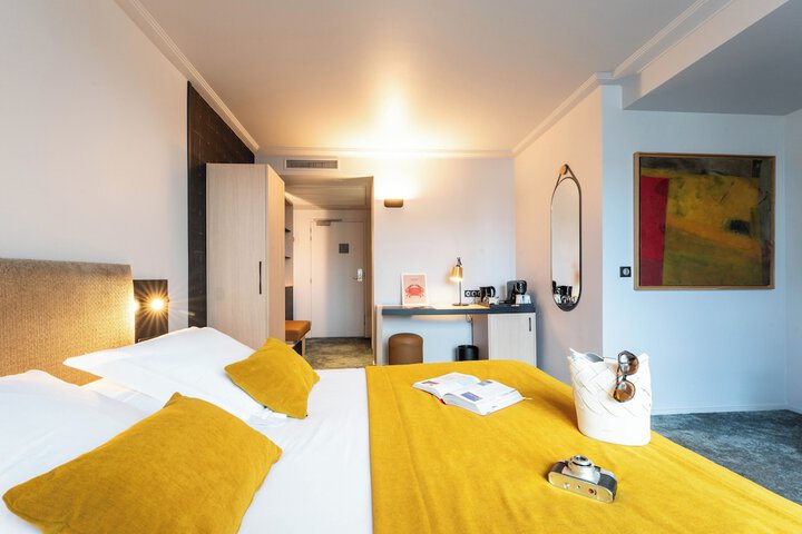 Room 33 of 100