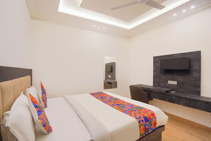 Room 10 of 26