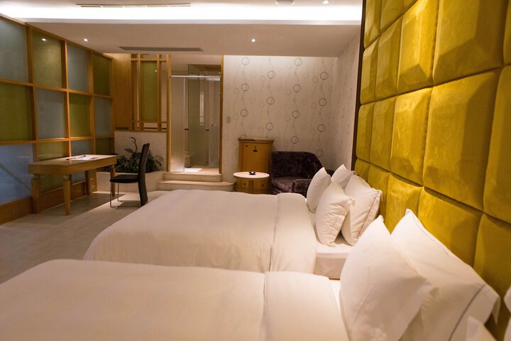 Room 32 of 62