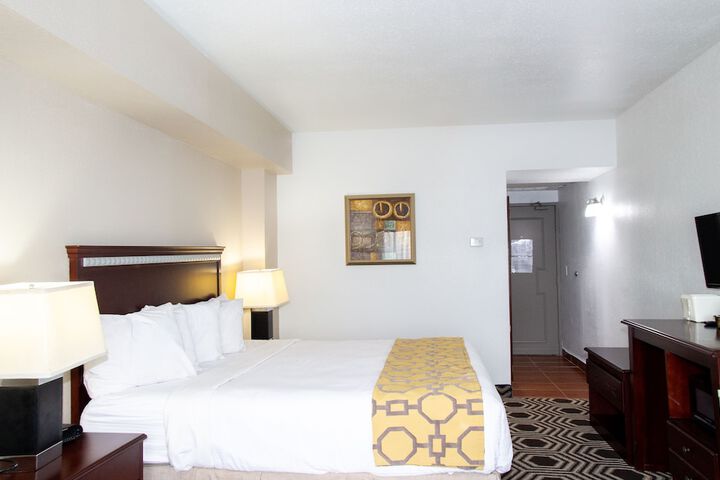 1 King Bed (4 of 5)